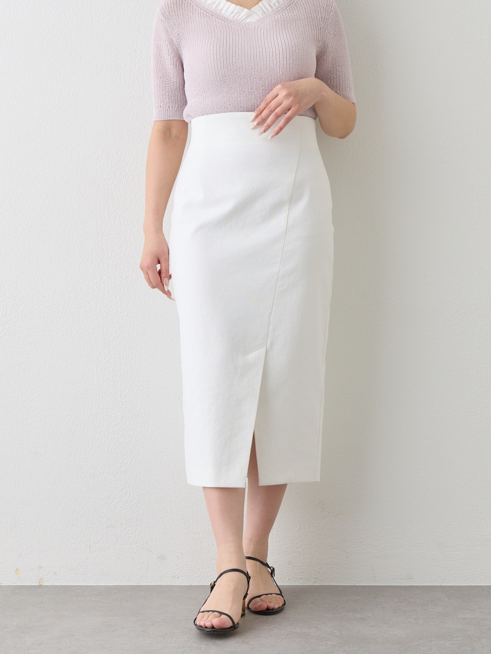 パープル系のニット/セーター、ホワイト系のスカートを着用したレディースの春コーディネートの7枚目の写真