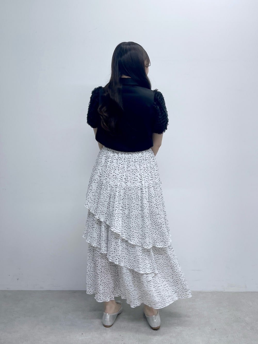 ブラック系のシャツ/ブラウス、ホワイト系のスカートを着用したレディースの春コーディネートの3枚目の写真