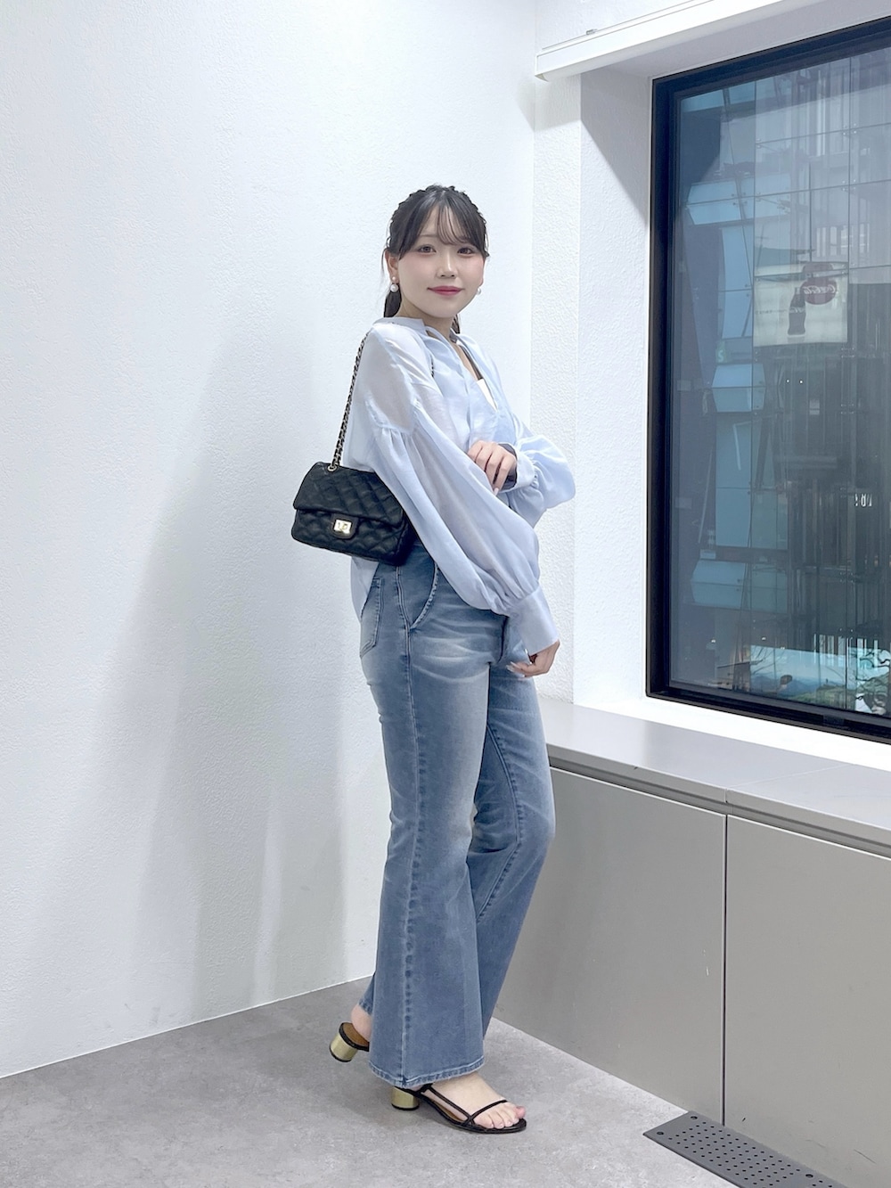 ブルー系のデニムパンツ、ブルー系のシャツ/ブラウスを着用したレディースの春コーディネートの4枚目の写真