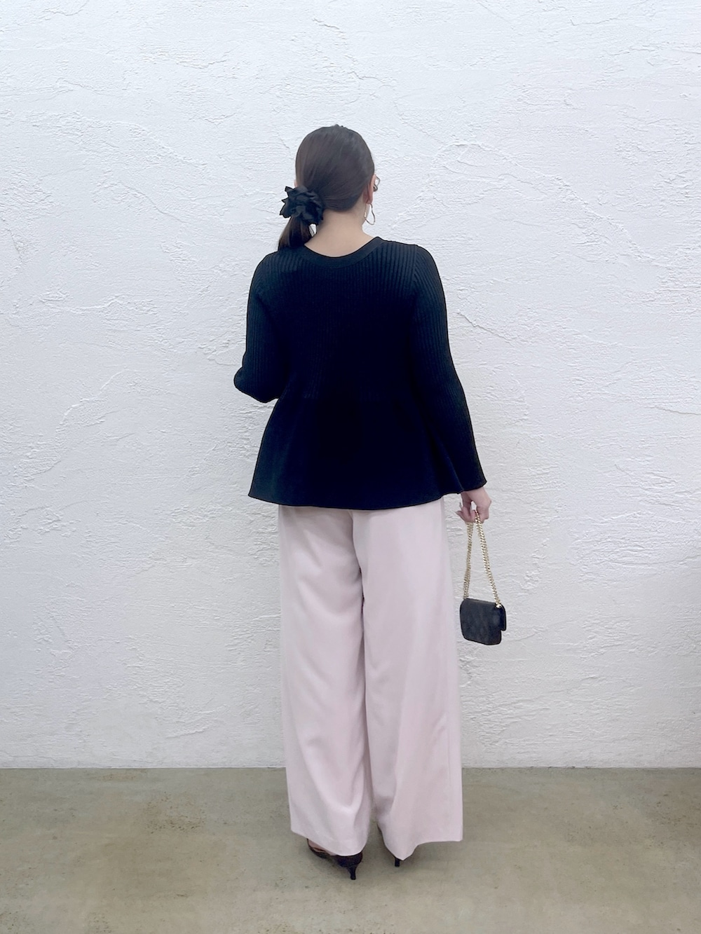 ピンク系のその他パンツ、ブルー系のカーディガン/ボレロを着用したレディースの夏コーディネートの3枚目の写真