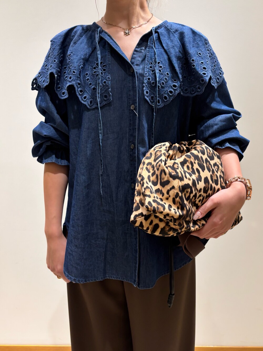 ブルー系のシャツ/ブラウス、ブラウン系のその他パンツ、ブラウン系のショルダーバッグを着用したレディースの夏コーディネートの6枚目の写真