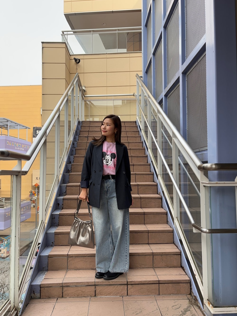 ピンク系のTシャツ/カットソー、ブルー系のテーラードジャケット、ブルー系のデニムパンツを着用したレディースの春コーディネートの2枚目の写真