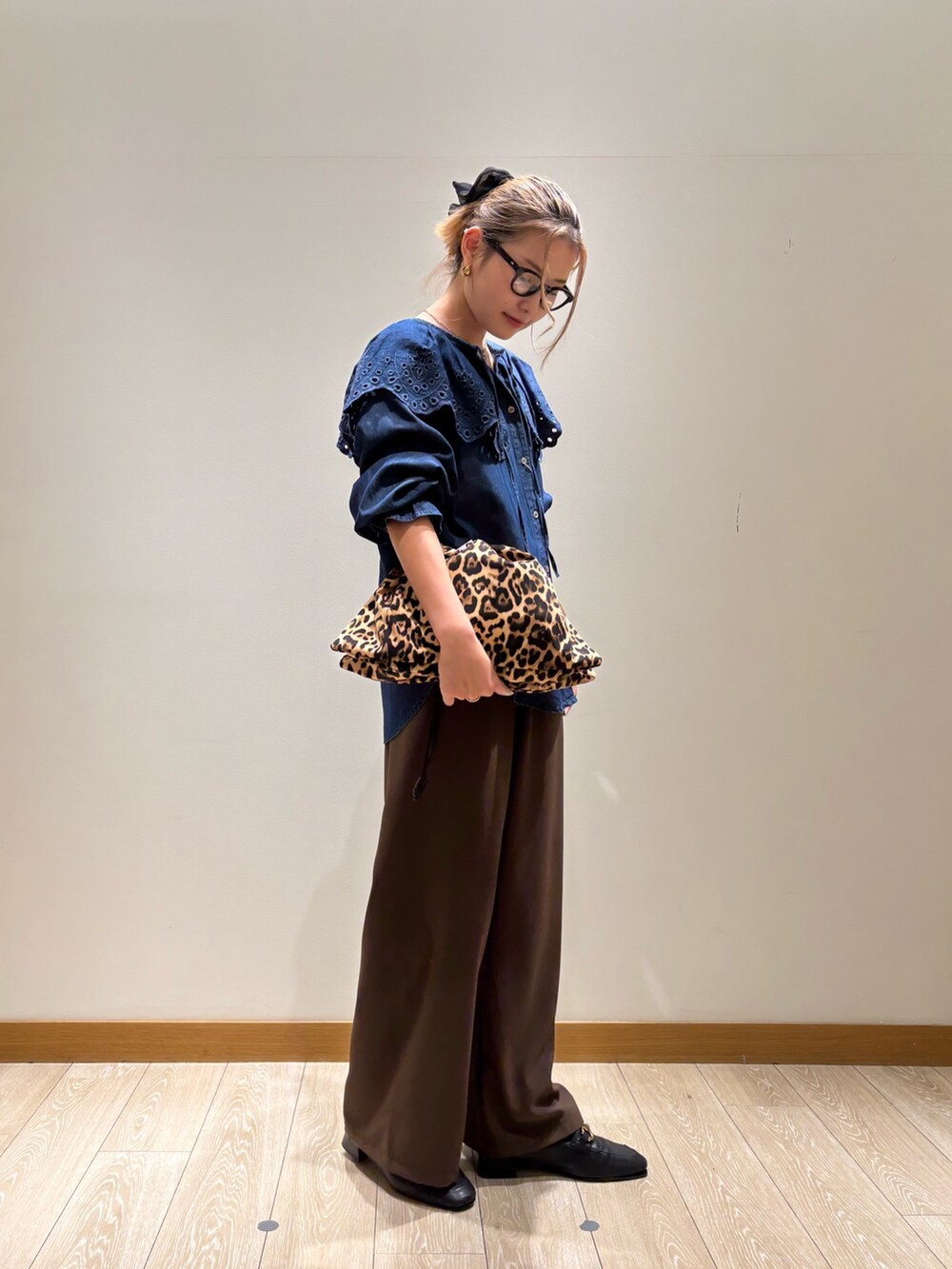 ブルー系のシャツ/ブラウス、ブラウン系のその他パンツ、ブラウン系のショルダーバッグを着用したレディースの夏コーディネートの2枚目の写真