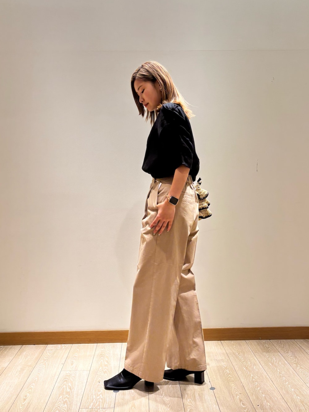 「ブラウス、夏コーデ、夏、おでかけコーデ、リラックススタイル、オトナ女子、シンプルカジュアル、オトナカワイイ、着回しコーデ、大人かわいい、夏服」｜「fredy emueのフリルペーパー2WAYショルダーバッグ（かごバッグ、ブラック系）」を使った、rinrinさん（レディース・157cm）の夏コーディネートの4枚目の写真