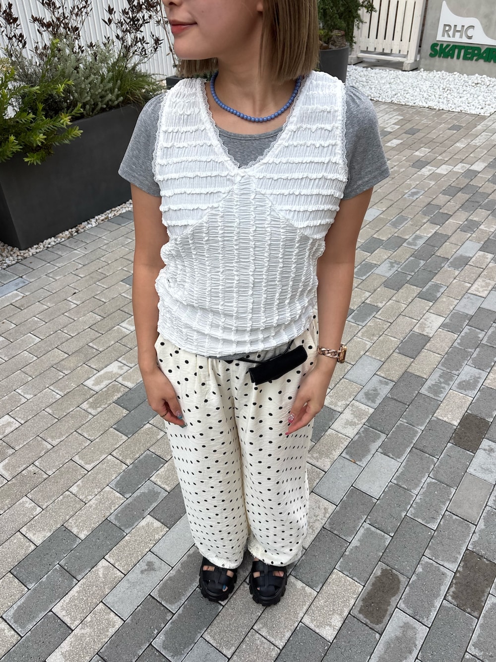 ホワイト系のその他パンツ、グレー系のTシャツ/カットソー、ホワイト系のタンクトップを着用したレディースの夏コーディネートの6枚目の写真