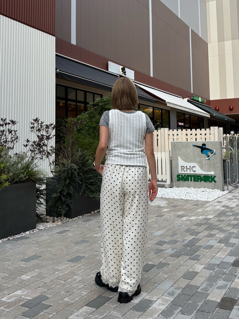 ホワイト系のその他パンツ、グレー系のTシャツ/カットソー、ホワイト系のタンクトップを着用したレディースの夏コーディネートの4枚目の写真