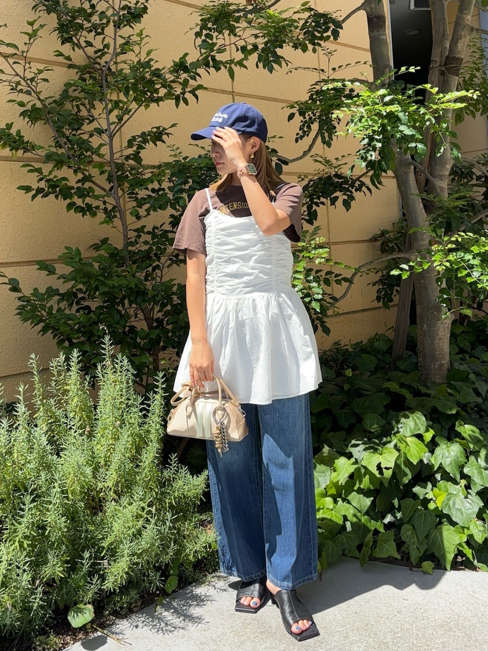 「デニム、オトナ女子、カジュアルスタイル、お出かけコーデ、大人コーデ、休日スタイル、大人カジュアルコーデ、夏コーデ、キレイめカジュアル、着回しコーデ、Tシャツ/カットソー、キャミソール、ビスチェ、ビスチェ×デニム、キャップ」|「fredy emueのギャザーキャミソールビスチェ(キャミソール、ホワイト系)」を使った、rinrinさん(レディース・157cm)の夏コーディネートの3枚目の写真