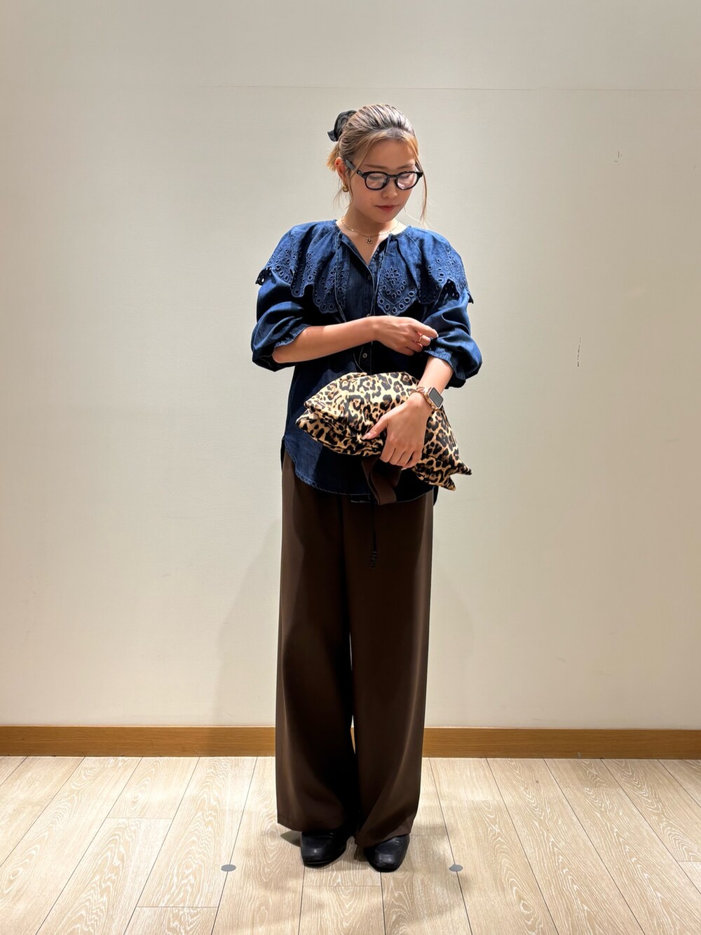 ブルー系のシャツ/ブラウス、ブラウン系のその他パンツ、ブラウン系のショルダーバッグを着用したレディースの夏コーディネートの4枚目の写真