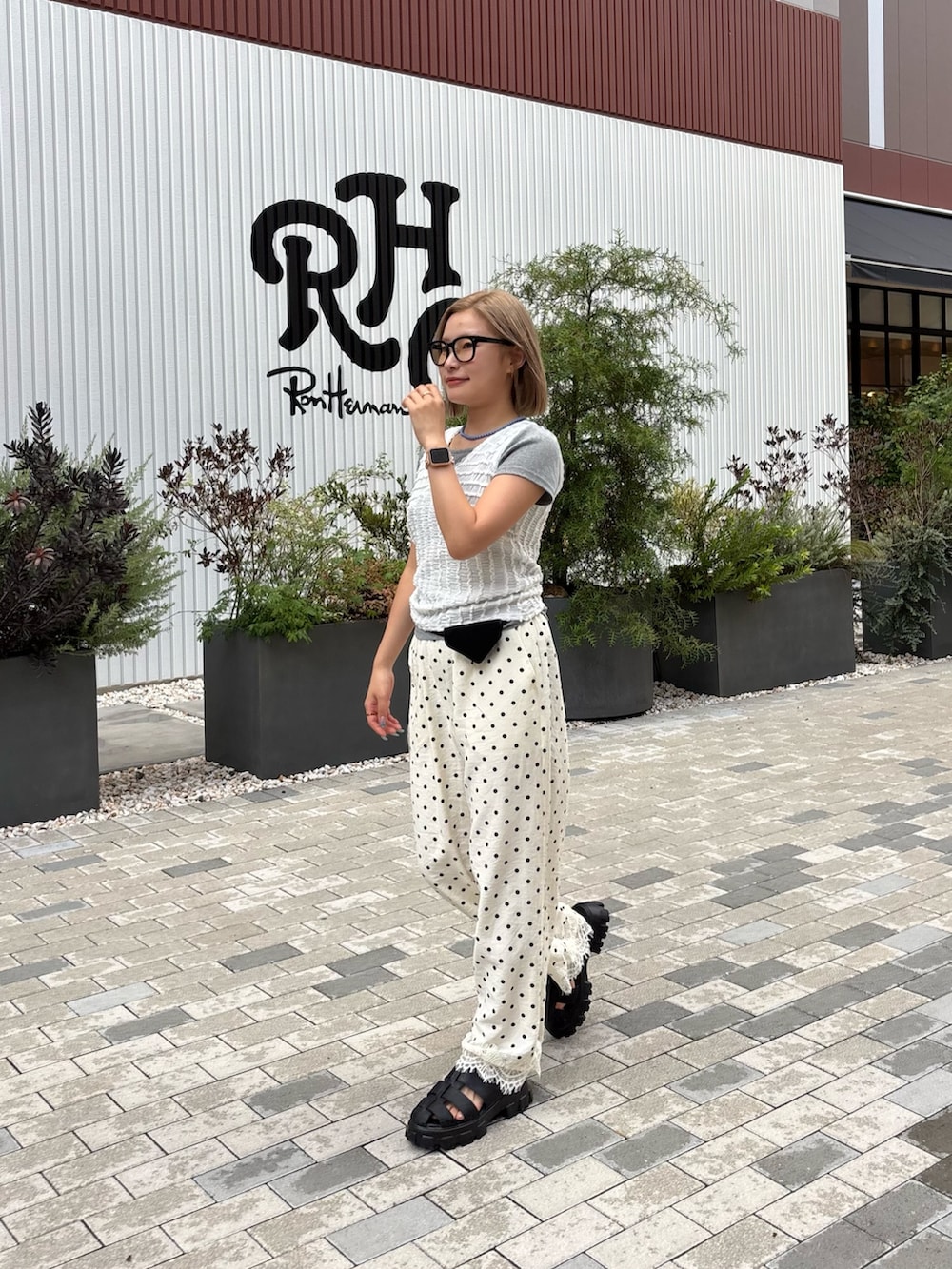 ホワイト系のその他パンツ、グレー系のTシャツ/カットソー、ホワイト系のタンクトップを着用したレディースの夏コーディネートの2枚目の写真