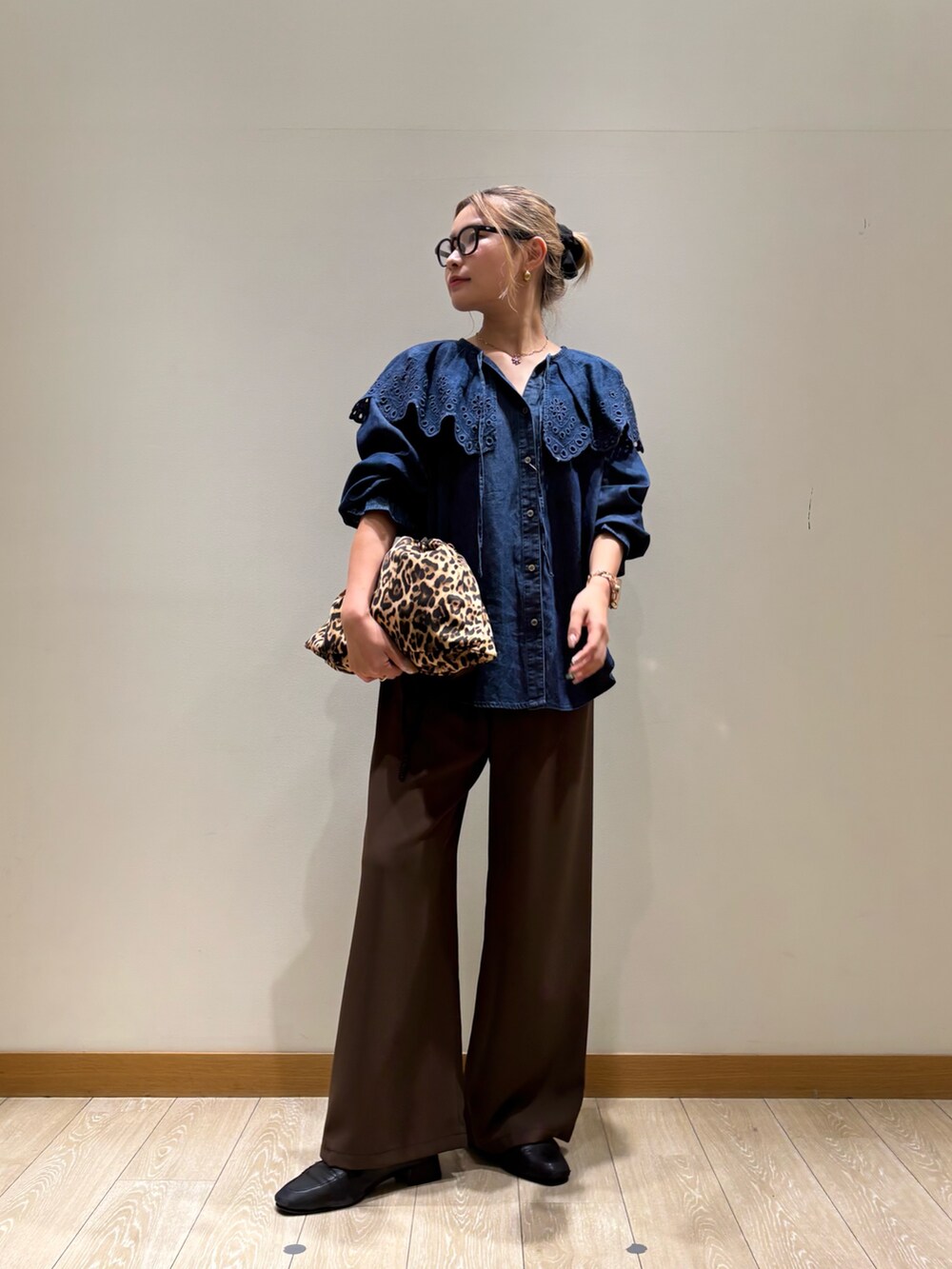 ブルー系のシャツ/ブラウス、ブラウン系のその他パンツ、ブラウン系のショルダーバッグを着用したレディースの夏コーディネートの3枚目の写真