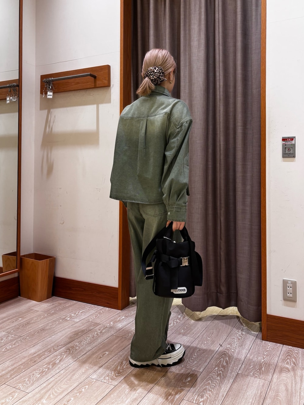 グリーン系のシャツ/ブラウス、グリーン系のデニムパンツ、ブラック系のショルダーバッグを着用したレディースの春コーディネートの4枚目の写真