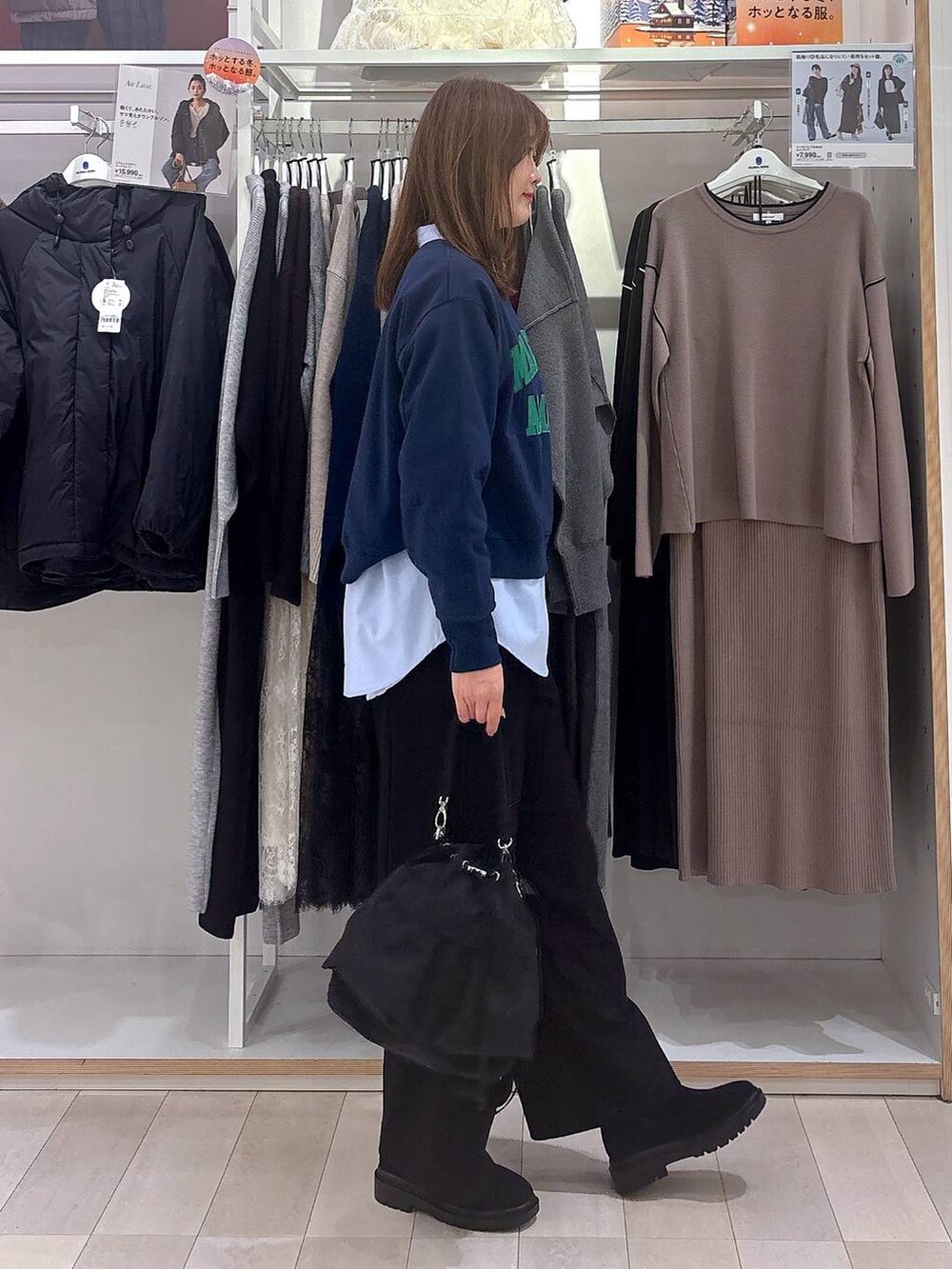 ブルー系のシャツ/ブラウス、ブルー系のスウェット、ブラック系のブーツを着用したレディースの秋コーディネートの4枚目の写真