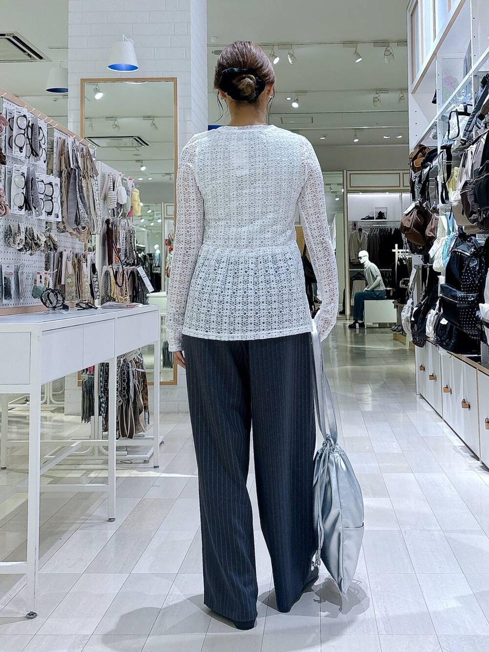 ホワイト系のTシャツ/カットソー、ブラック系のパンプス、グレー系のタンクトップを着用したレディースの夏コーディネートの3枚目の写真
