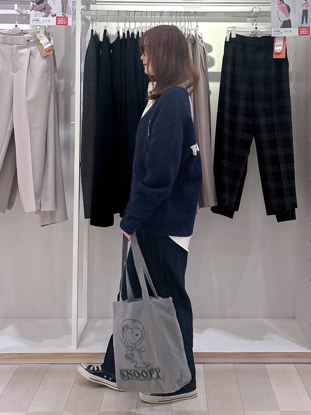 ブルー系のデニムパンツ、ブルー系のカーディガン/ボレロ、イエロー系のシャツ/ブラウスを着用したレディースの秋コーディネートの2枚目の写真