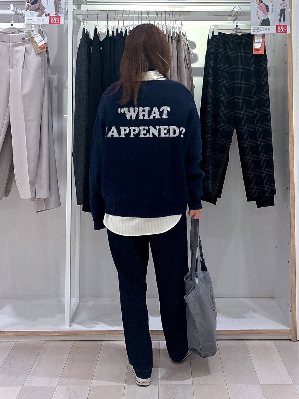 ブルー系のデニムパンツ、ブルー系のカーディガン/ボレロ、イエロー系のシャツ/ブラウスを着用したレディースの秋コーディネートの3枚目の写真