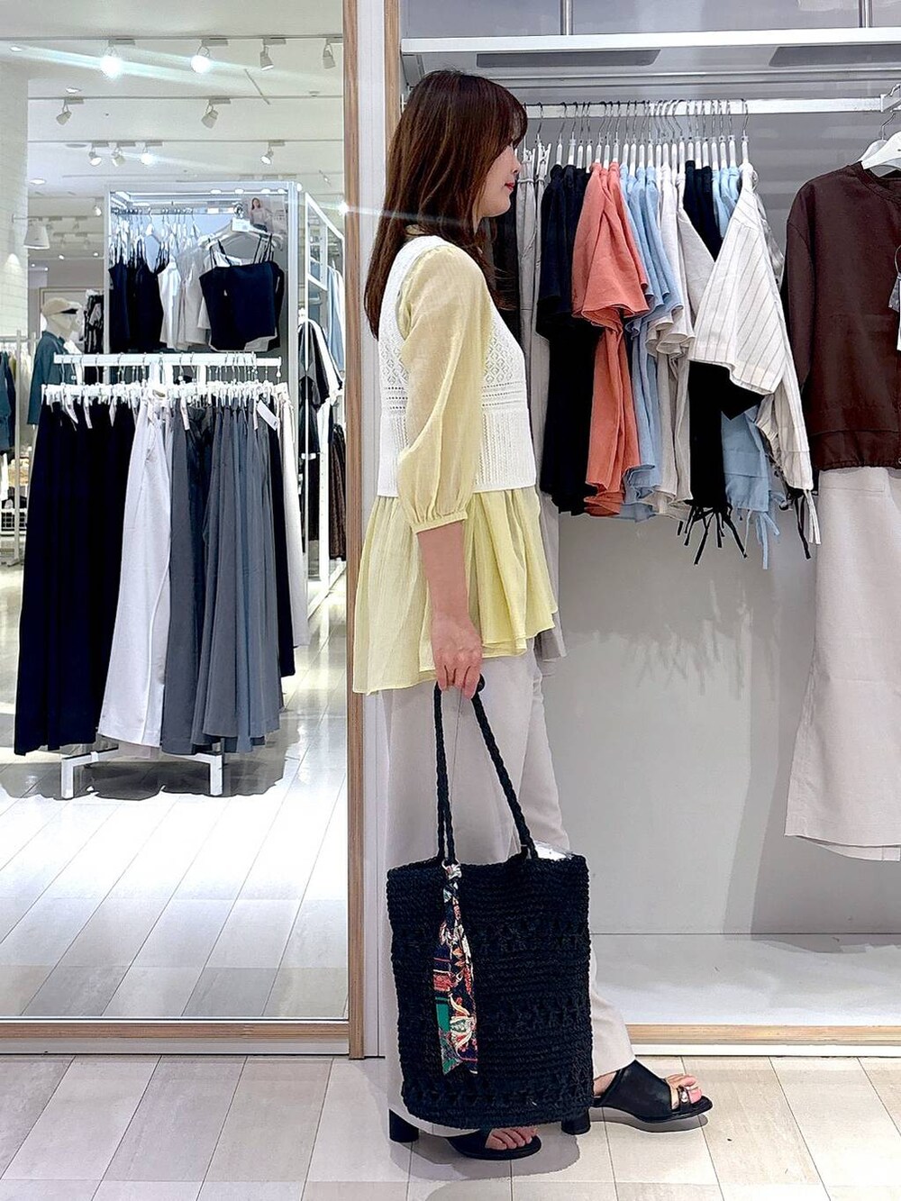 ベージュ系のその他パンツ、イエロー系のシャツ/ブラウス、ホワイト系のベストを着用したレディースの春コーディネートの4枚目の写真