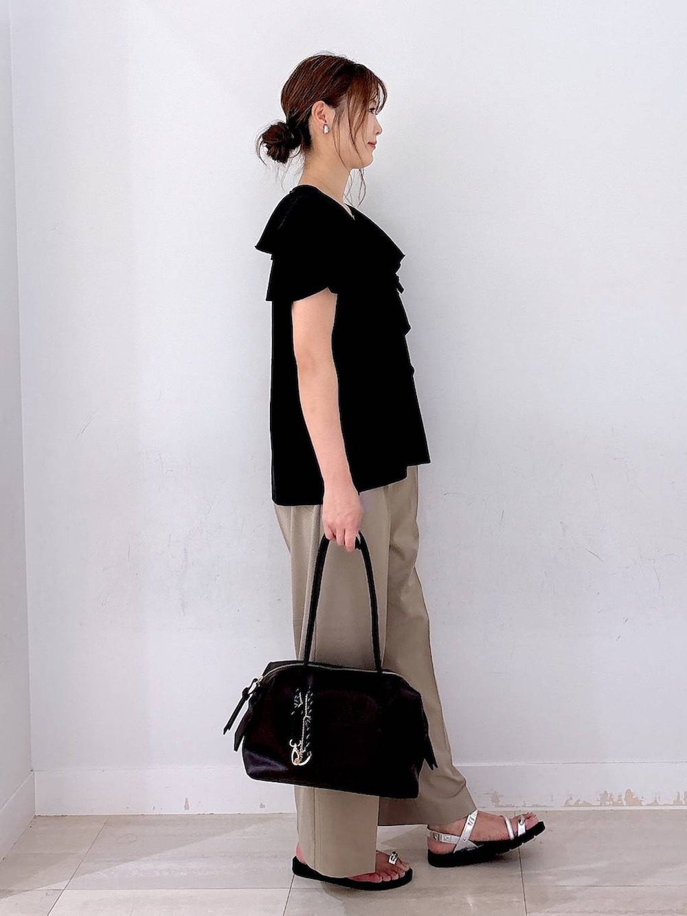 「体型カバー、着痩せ・細見え、ママコーデ、GLOBAL WORK、さらさらリラックス_GLOBAL WORK、ブラウス、ウツクシルエット_GLOBAL WORK、ワイドパンツ、ゆったり、きれいめ」｜「GLOBAL WORKのウツクシルエットDRYワイドパンツ/289061（その他パンツ、ベージュ系）」を使った、asamiさん（レディース・161cm）の夏コーディネートの4枚目の写真