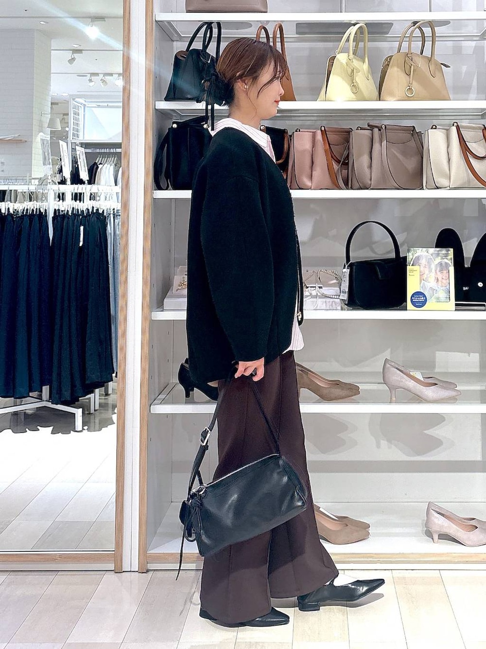 ピンク系のシャツ/ブラウス、ブラック系のブルゾン、ホワイト系のTシャツ/カットソーを着用したレディースの春コーディネートの4枚目の写真