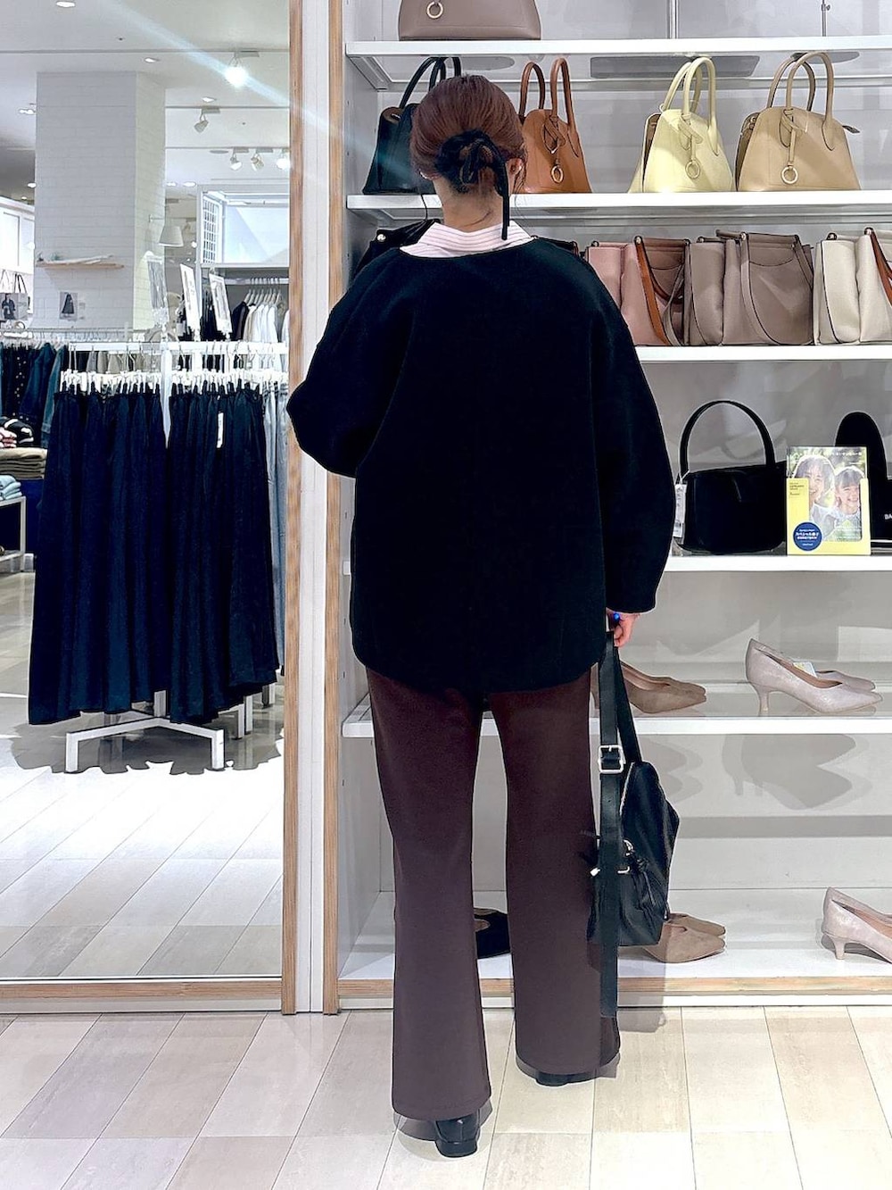 ピンク系のシャツ/ブラウス、ブラック系のブルゾン、ホワイト系のTシャツ/カットソーを着用したレディースの春コーディネートの3枚目の写真