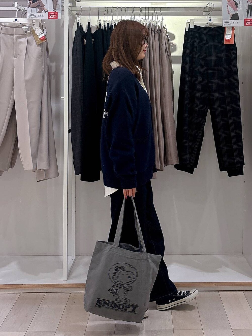 ブルー系のデニムパンツ、ブルー系のカーディガン/ボレロ、イエロー系のシャツ/ブラウスを着用したレディースの秋コーディネートの4枚目の写真