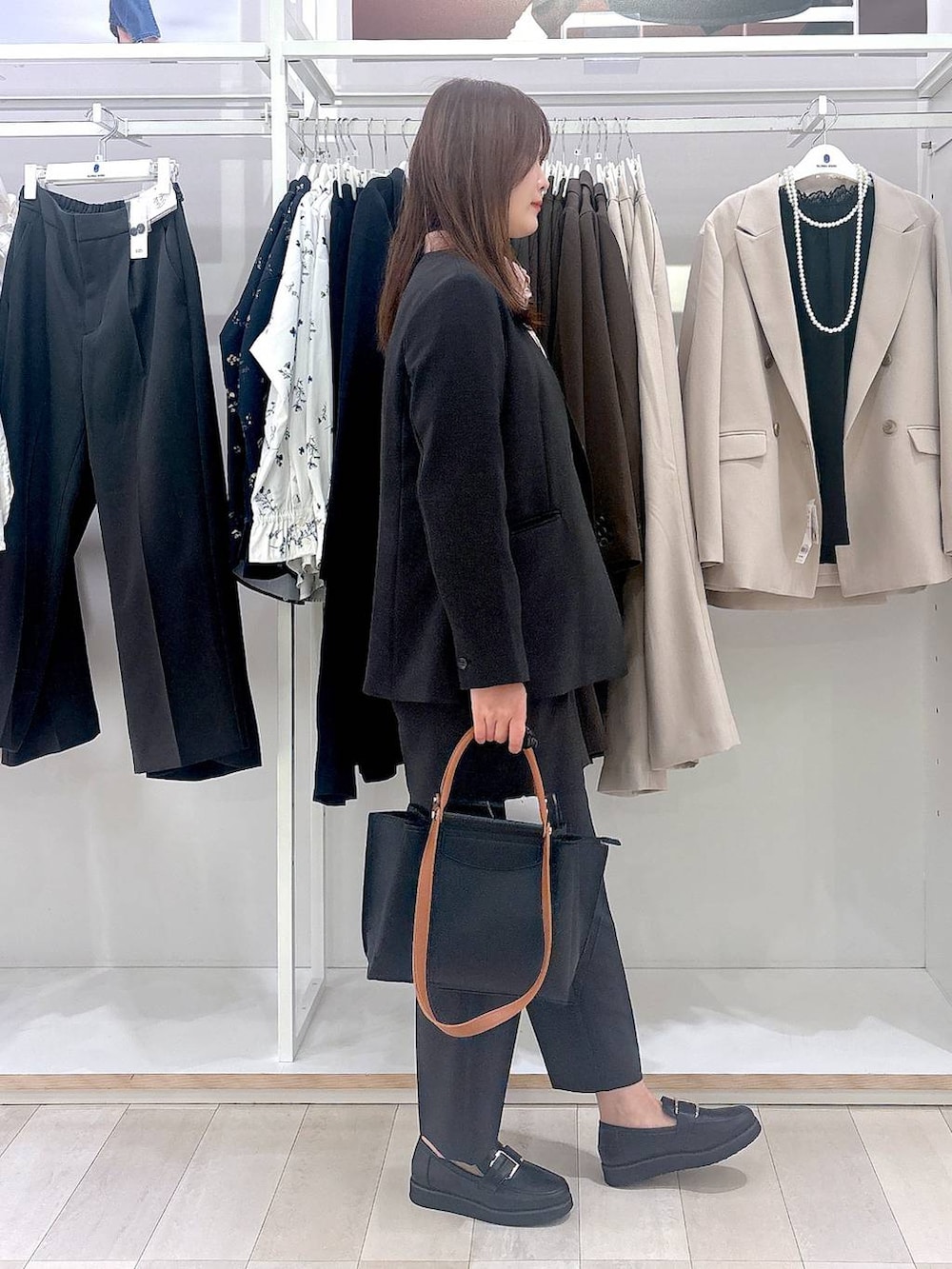 ブラック系のローファー、ブラック系のトートバッグ、グレー系のその他パンツを着用したレディースの冬コーディネートの4枚目の写真