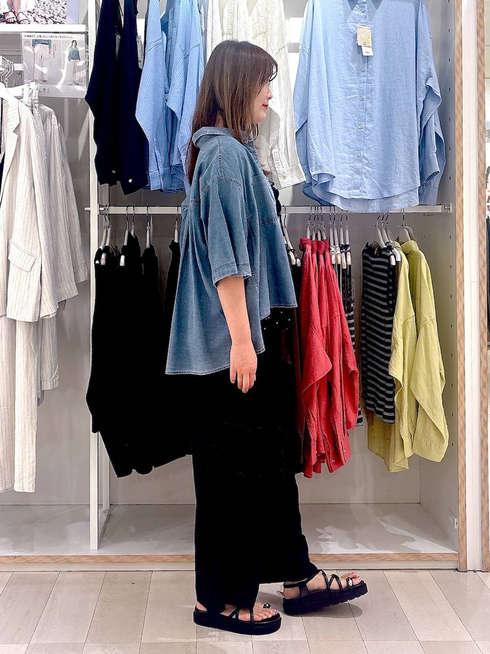 ブラック系のその他パンツ、ブルー系のシャツ/ブラウス、ホワイト系のTシャツ/カットソーを着用したレディースの春コーディネートの4枚目の写真