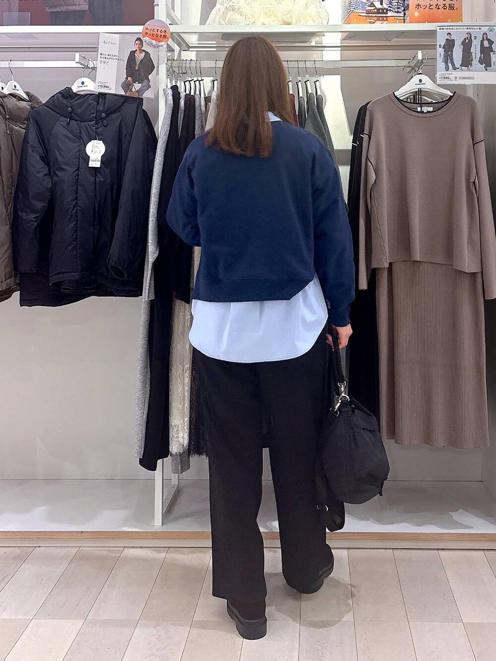 ブルー系のシャツ/ブラウス、ブルー系のスウェット、ブラック系のブーツを着用したレディースの秋コーディネートの3枚目の写真