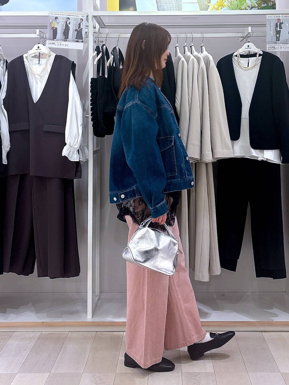 ブラック系のローファー、シルバー系のショルダーバッグ、ホワイト系のTシャツ/カットソーを着用したレディースの冬コーディネートの4枚目の写真