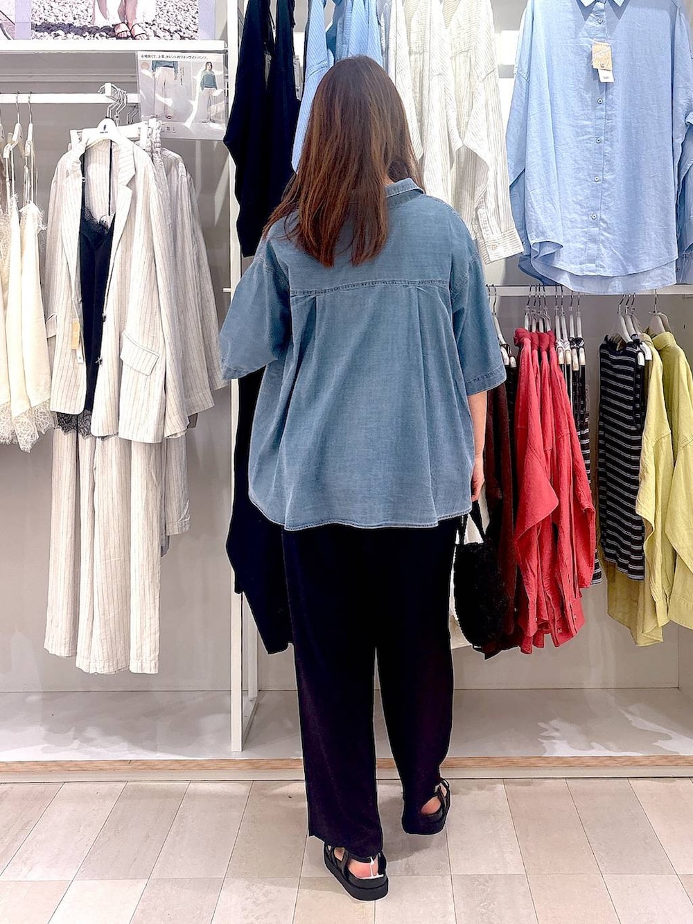 ブラック系のその他パンツ、ブルー系のシャツ/ブラウス、ホワイト系のTシャツ/カットソーを着用したレディースの春コーディネートの3枚目の写真
