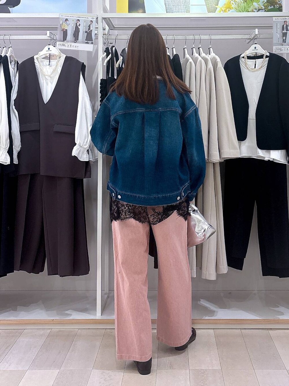 ブラック系のローファー、シルバー系のショルダーバッグ、ホワイト系のTシャツ/カットソーを着用したレディースの冬コーディネートの3枚目の写真