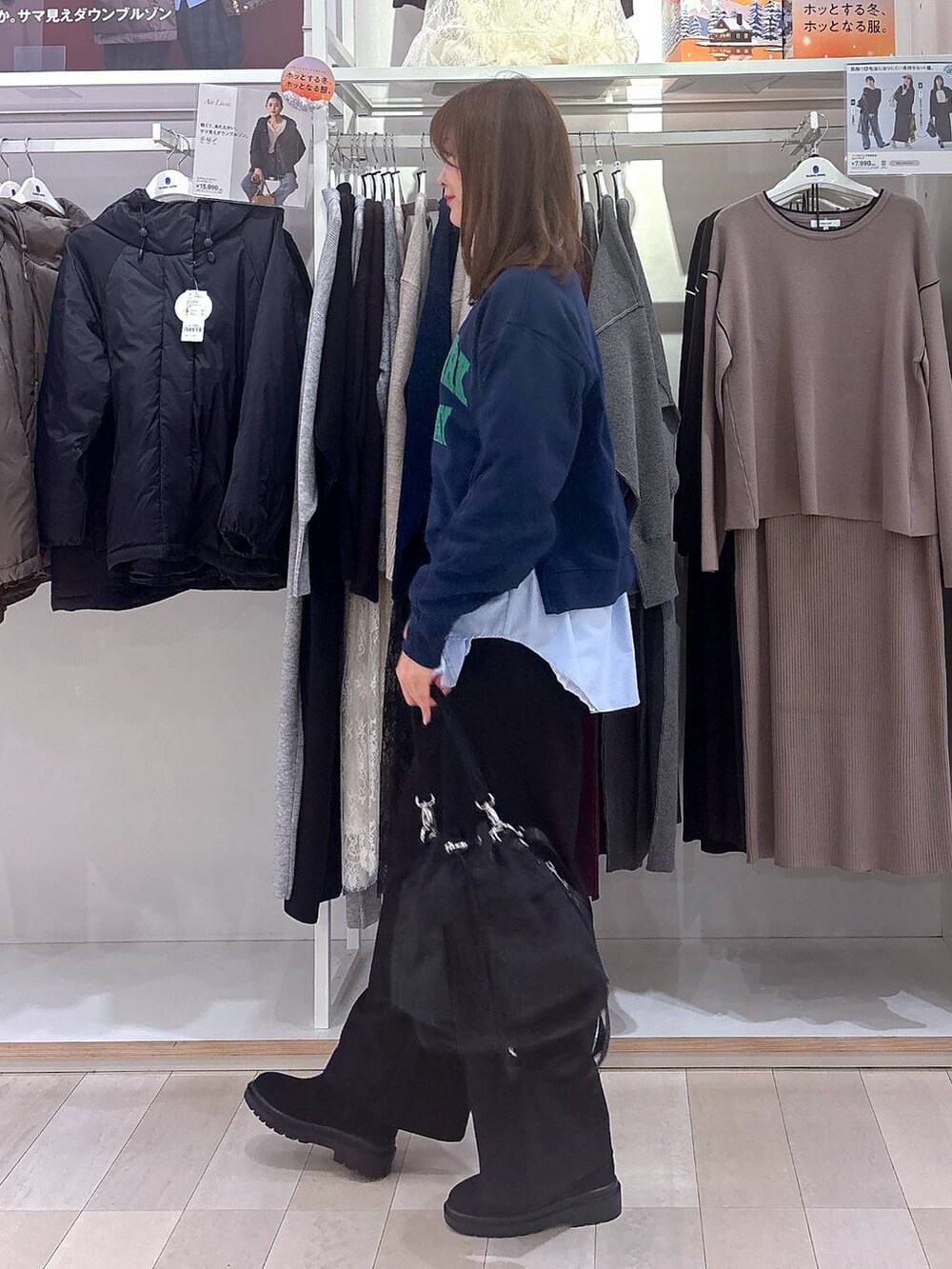 ブルー系のシャツ/ブラウス、ブルー系のスウェット、ブラック系のブーツを着用したレディースの秋コーディネートの2枚目の写真