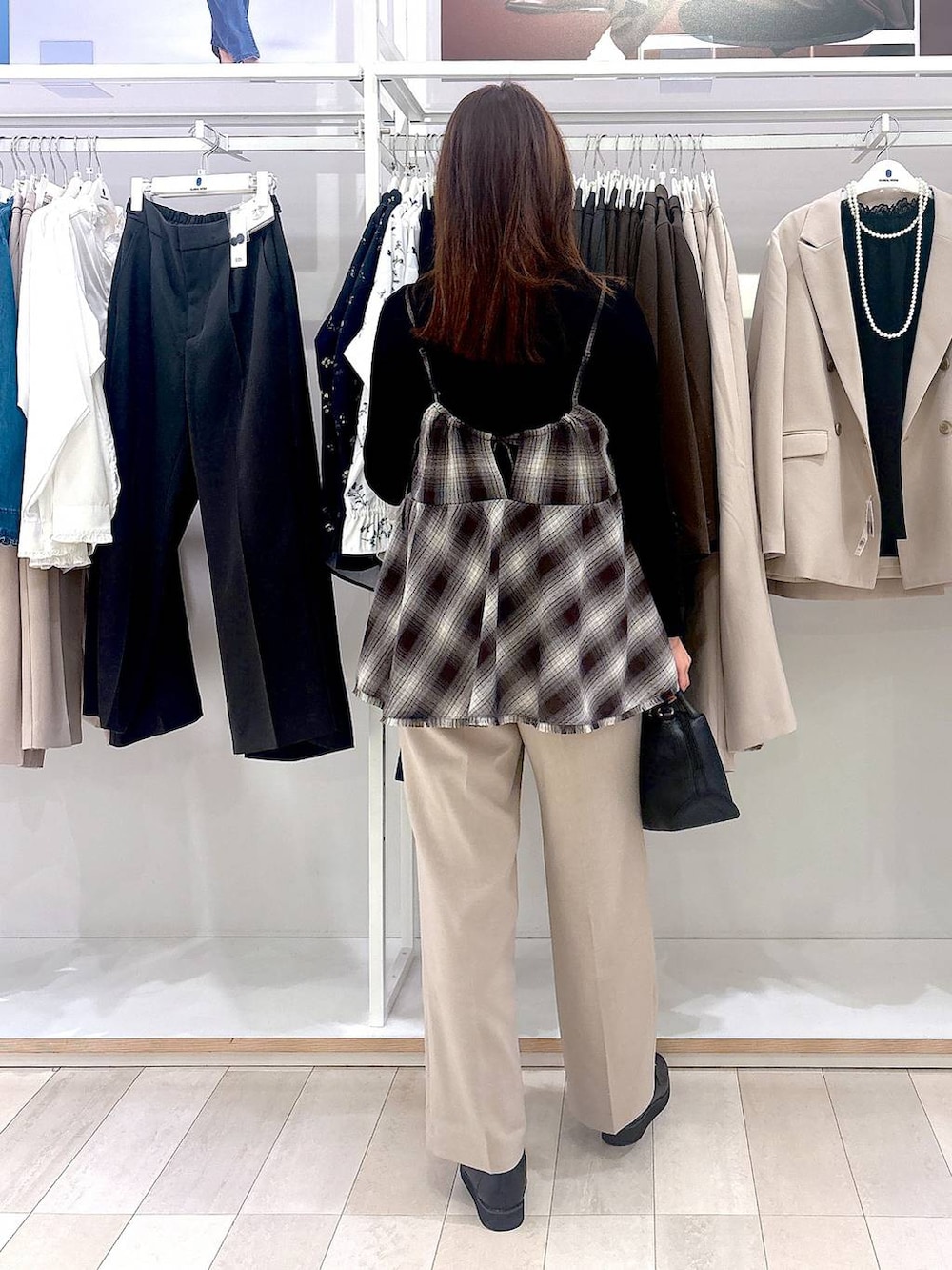 ブラック系のショルダーバッグ、ブラック系のローファー、ブラック系のニット/セーターを着用したレディースの冬コーディネートの3枚目の写真