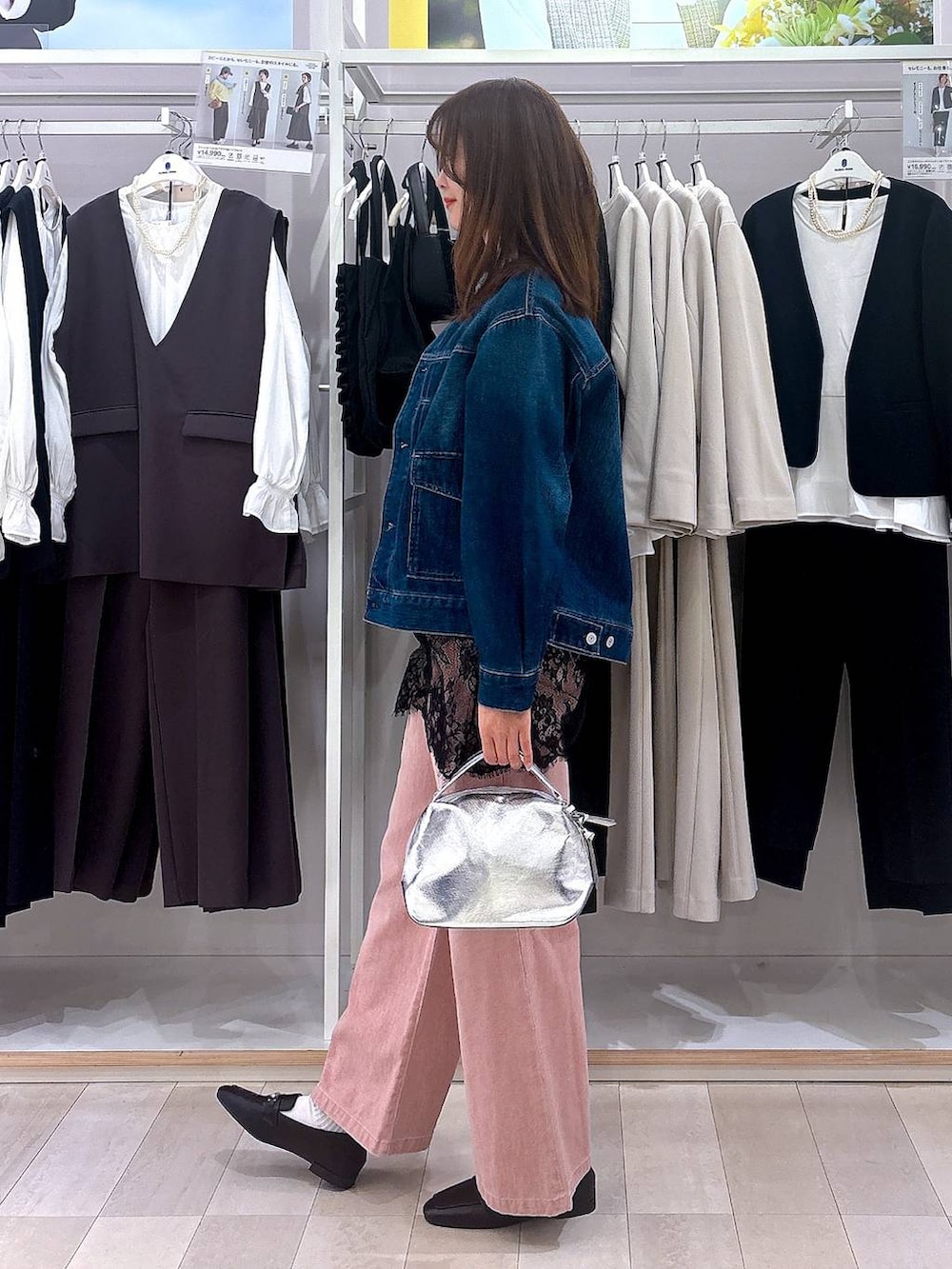 ブラック系のローファー、シルバー系のショルダーバッグ、ホワイト系のTシャツ/カットソーを着用したレディースの冬コーディネートの2枚目の写真