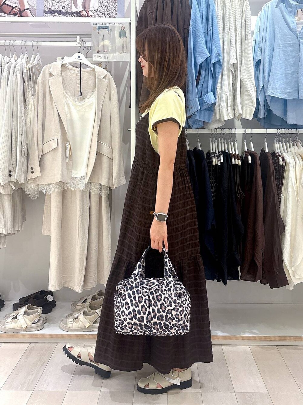 その他のトートバッグ、ブラウン系のワンピース、ベージュ系のサンダルを着用したレディースの春コーディネートの2枚目の写真