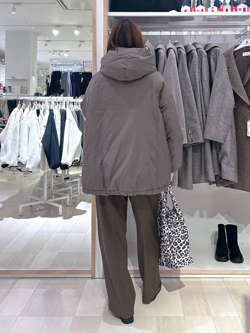 ブラック系のローファー、その他のトートバッグ、ブラウン系のダウンジャケット/コートを着用したレディースの冬コーディネートの3枚目の写真