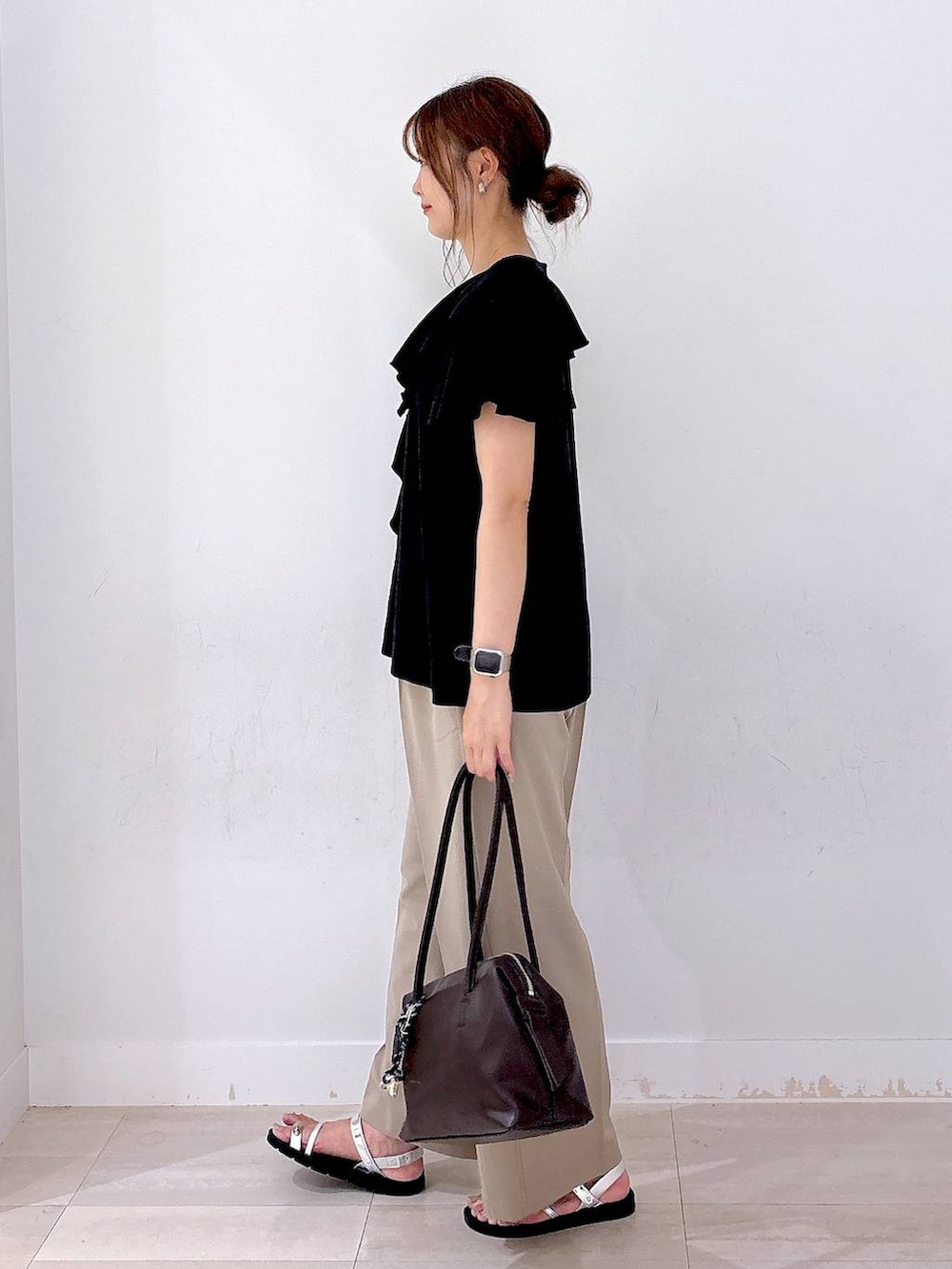 「体型カバー、着痩せ・細見え、ママコーデ、GLOBAL WORK、さらさらリラックス_GLOBAL WORK、ブラウス、ウツクシルエット_GLOBAL WORK、ワイドパンツ、ゆったり、きれいめ」｜「GLOBAL WORKのウツクシルエットDRYワイドパンツ/289061（その他パンツ、ベージュ系）」を使った、asamiさん（レディース・161cm）の夏コーディネートの2枚目の写真