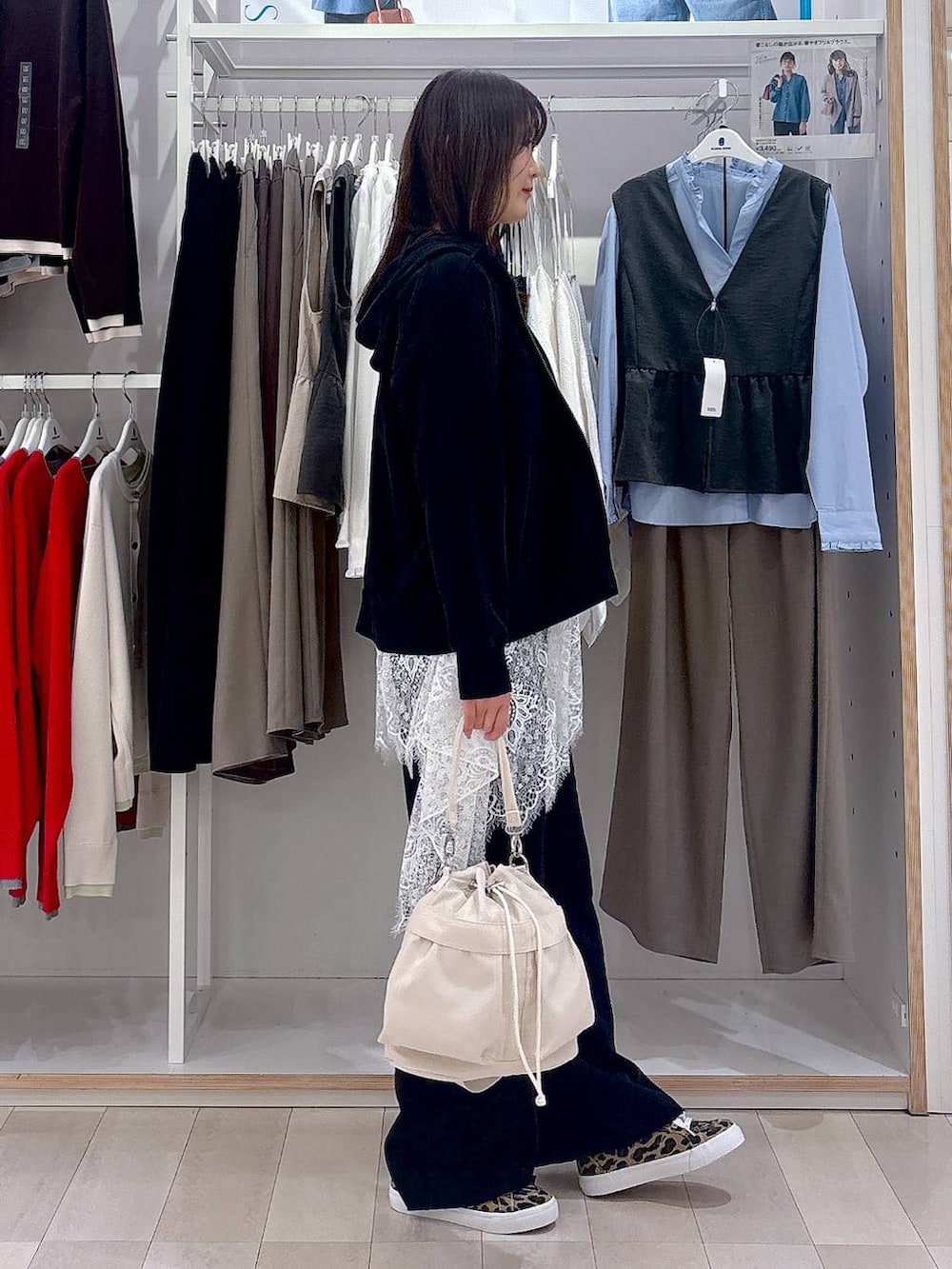 ホワイト系のショルダーバッグ、ホワイト系のその他トップス、ブラック系のパーカーを着用したレディースの春コーディネートの4枚目の写真