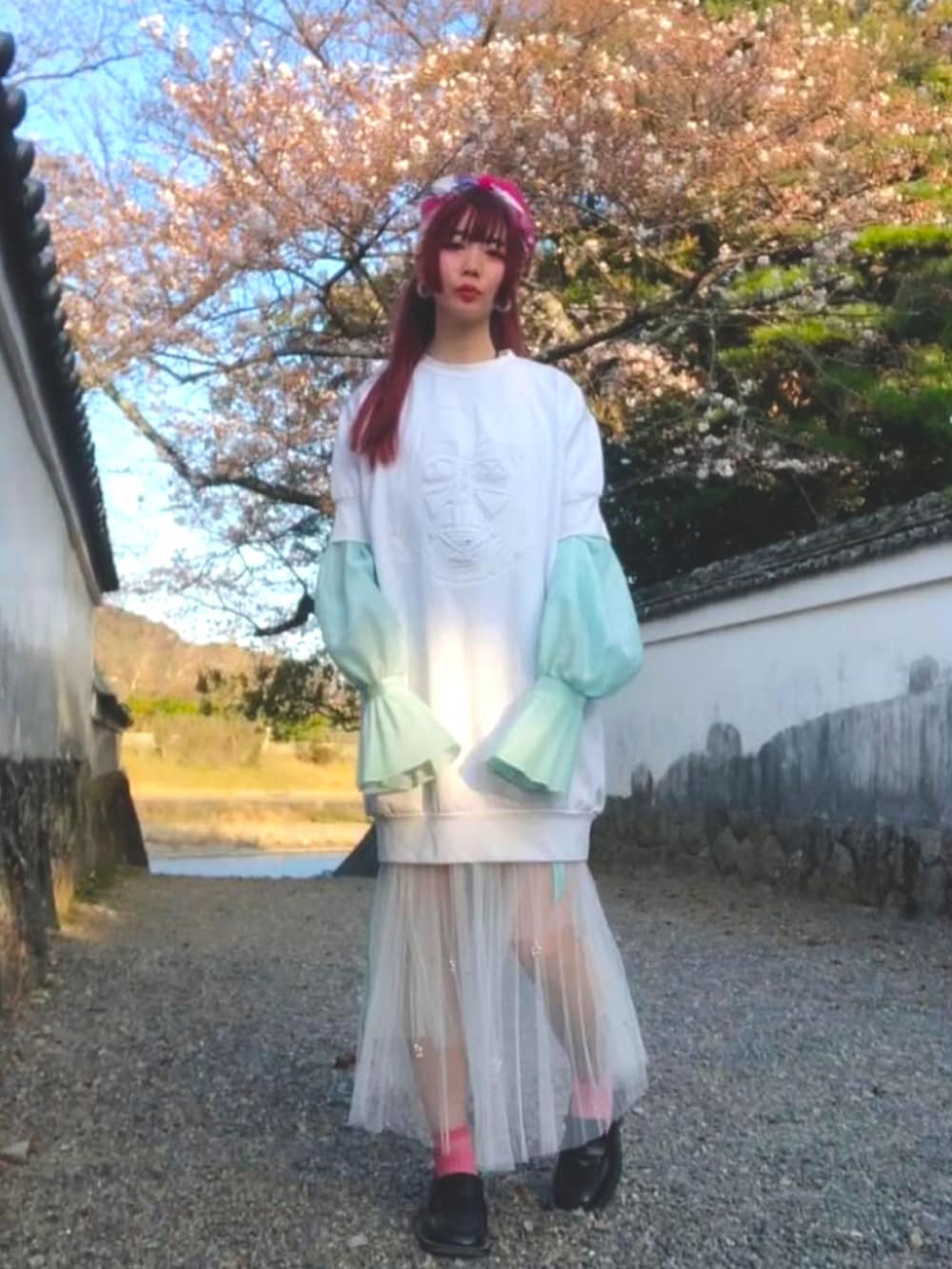 「レイヤードスタイル、チュールスカート、ブラウス、ヘアバンド、スターウォーズ、ダースベイダー、春めき満開コーデ、春コーデ、スウェット、ミニワンピ」｜「AHCAHCUM.muchachaのアイテム（スウェット、ホワイト系）」を使った、しぃちゃんさん（レディース・161cm）の春コーディネートの2枚目の写真