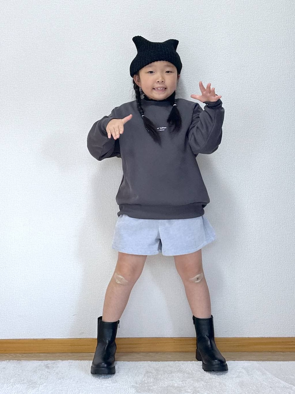 ブラック系のブーツ、ブルー系のその他パンツ、ブラック系のニットキャップ/ビーニーを着用したキッズの秋コーディネートの2枚目の写真