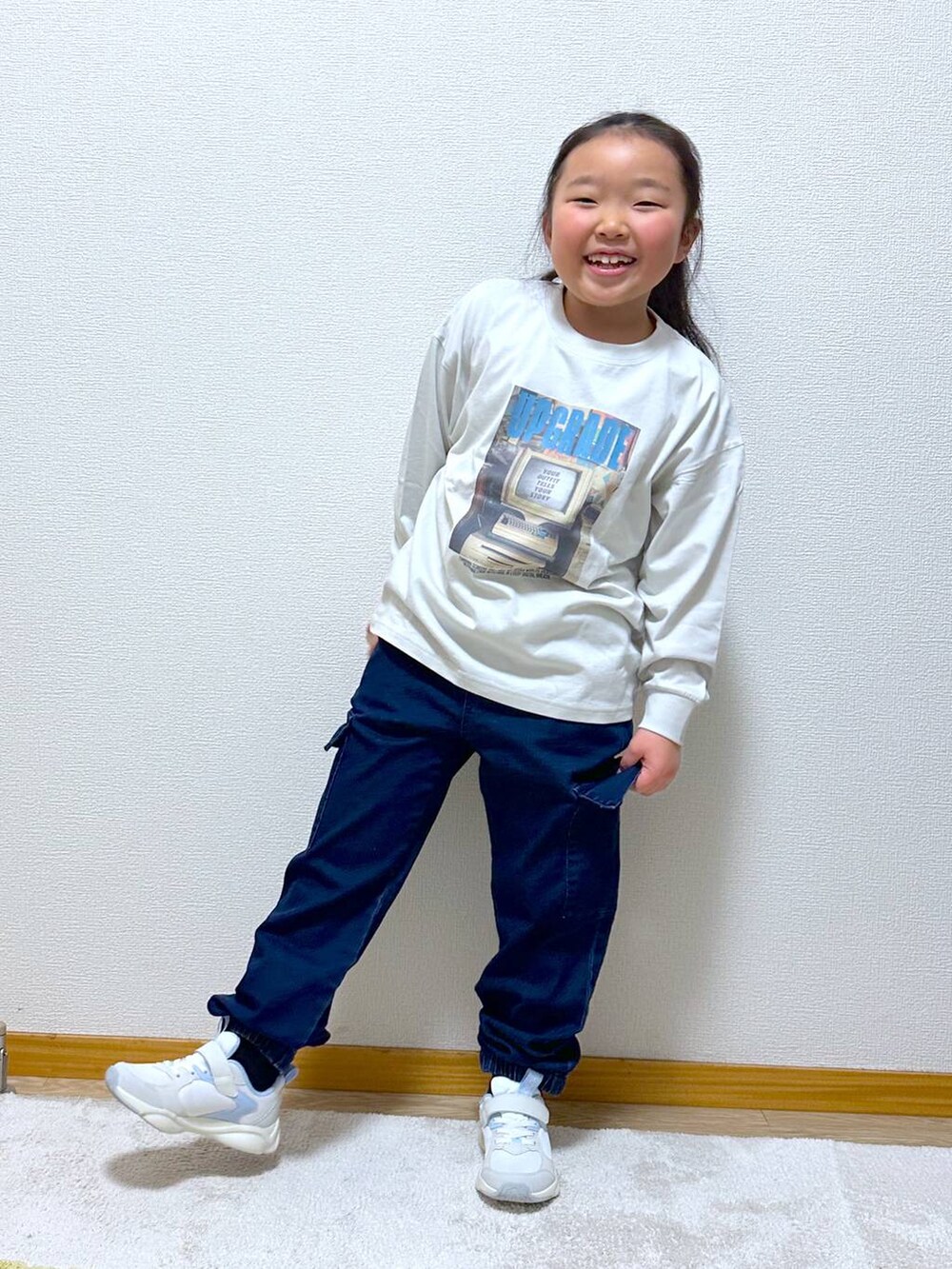 ブルー系のカーゴパンツ、ホワイト系のスニーカー、グレー系のTシャツ/カットソーを着用したキッズの冬コーディネートの6枚目の写真