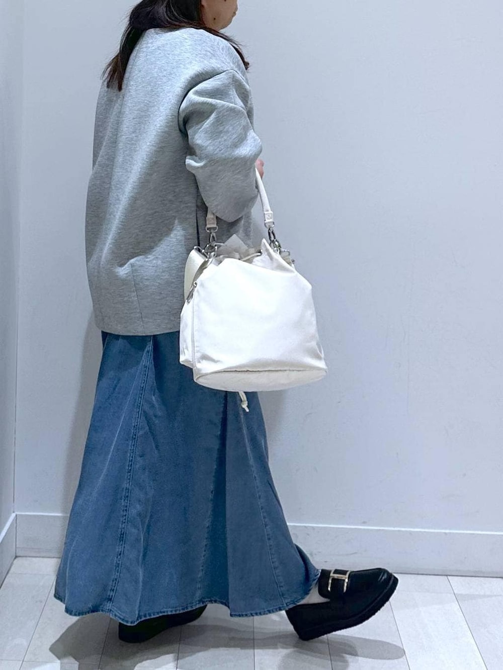 ブラック系のローファー、ホワイト系のショルダーバッグ、ホワイト系のTシャツ/カットソーを着用したキッズの冬コーディネートの3枚目の写真