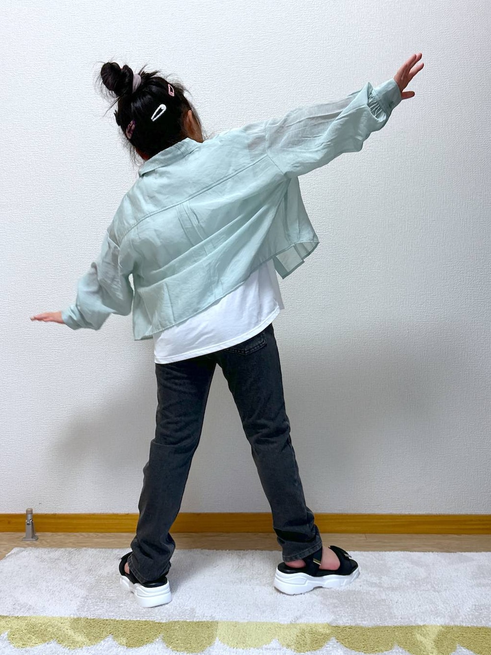 「女子ウケ、体型カバー、キッズ、キッズ服、低身長、低身長_GLOBALWORK、スゴラクシリーズ_GLOBAL WORK、スゴラクパンツ_GLOBAL  WORK」｜「GLOBAL WORKのアソート厚底サンダル/324586（サンダル、ブラック系）」を使った、Hina ママ さん（キッズ・115cm）の夏コーディネートの3枚目の写真