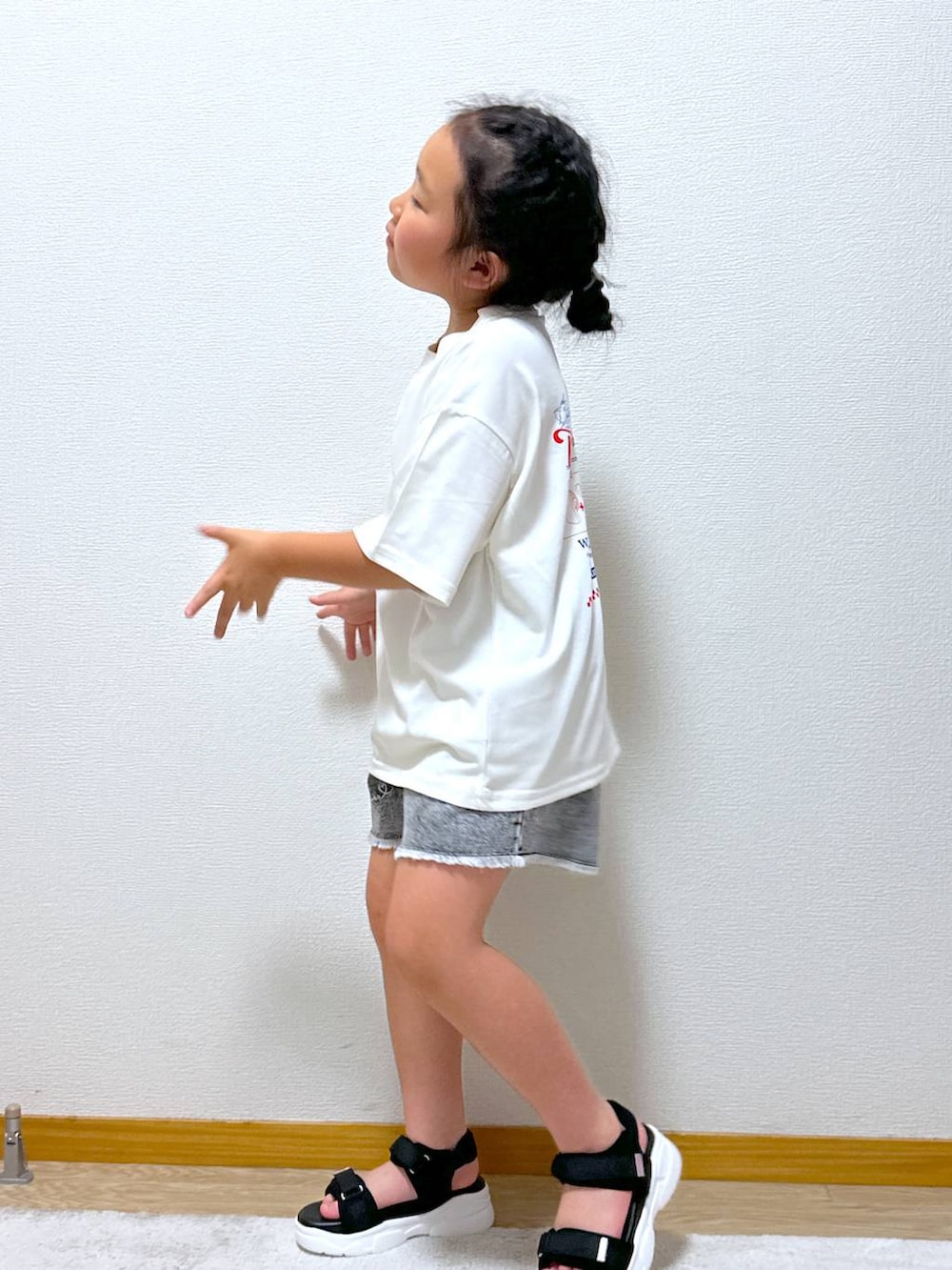 「女子ウケ、体型カバー、キッズ、キッズ服、低身長_GLOBALWORK、ヘビロッTEE_GLOBAL WORK」｜「GLOBAL WORKのGOODデニムアソートショートパンツ/147416（デニムパンツ、グレー系）」を使った、Hina ママ さん（キッズ・115cm）の夏コーディネートの2枚目の写真