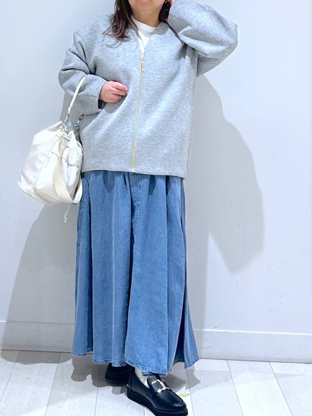 ブラック系のローファー、ホワイト系のショルダーバッグ、ホワイト系のTシャツ/カットソーを着用したキッズの冬コーディネートの5枚目の写真