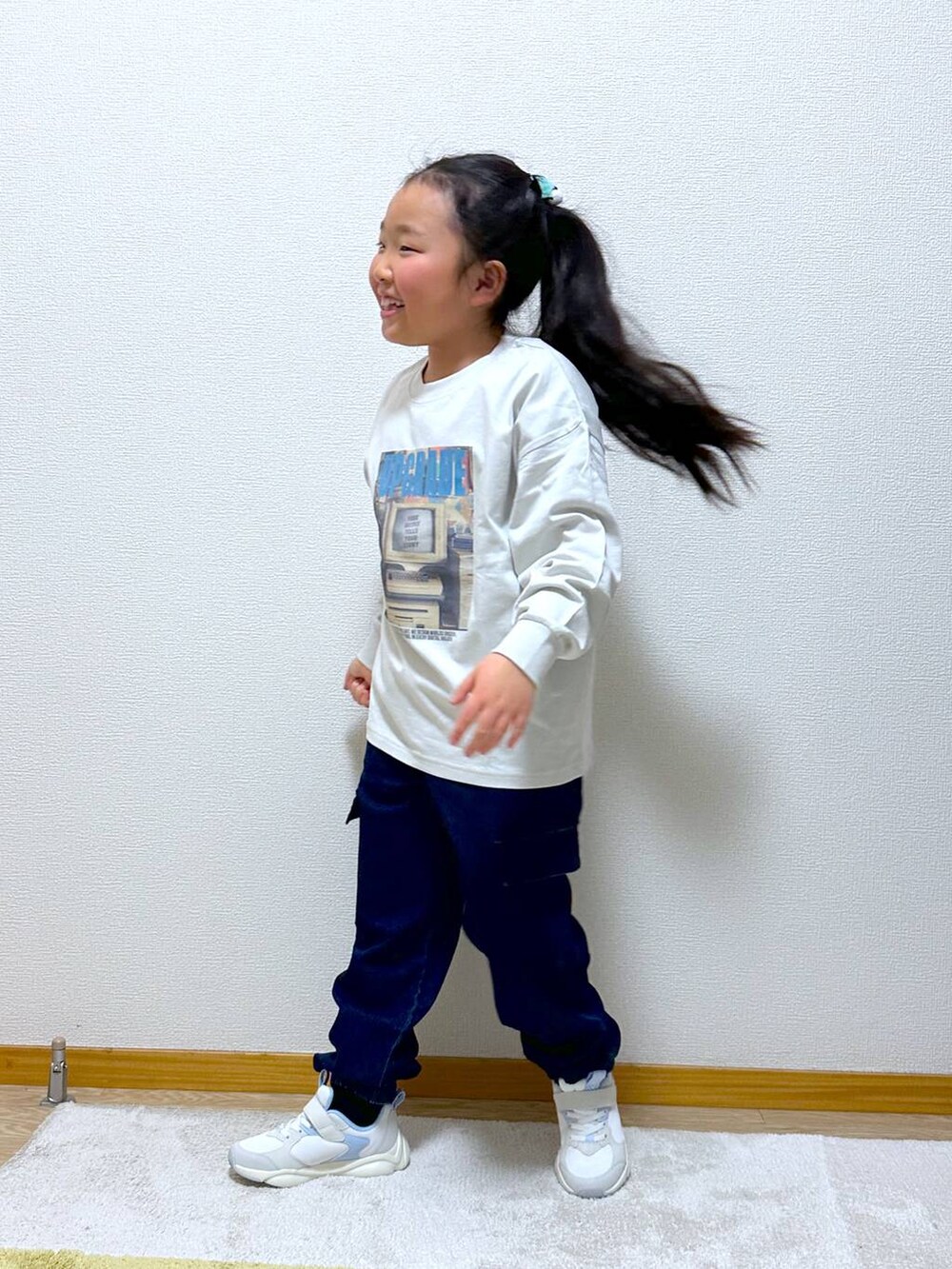 ブルー系のカーゴパンツ、ホワイト系のスニーカー、グレー系のTシャツ/カットソーを着用したキッズの冬コーディネートの4枚目の写真