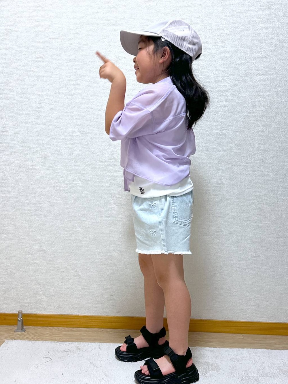「女子ウケ、体型カバー、キッズ、キッズ服、低身長、低身長_GLOBALWORK、夏コーデ、カップ付きインナー」｜「GLOBAL WORKのコットンキャンディ＊DRYカップ付きタンク/321461（タンクトップ、ホワイト系）」を使った、Hina ママ さん（キッズ・115cm）の春コーディネートの2枚目の写真