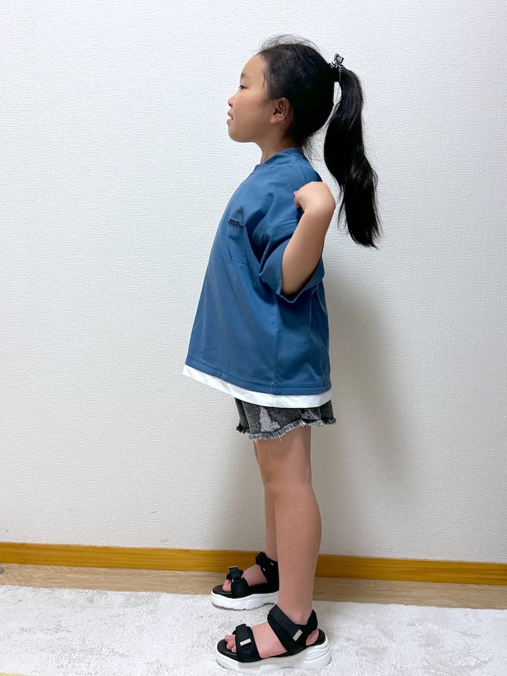 「女子ウケ、体型カバー、キッズ、キッズ服、低身長_GLOBALWORK、接触冷感、吸水速乾、夏コーデ」｜「GLOBAL WORKのGOODデニムアソートショートパンツ/147416（デニムパンツ、ブラック系）」を使った、Hina ママ さん（キッズ・115cm）の夏コーディネートの2枚目の写真