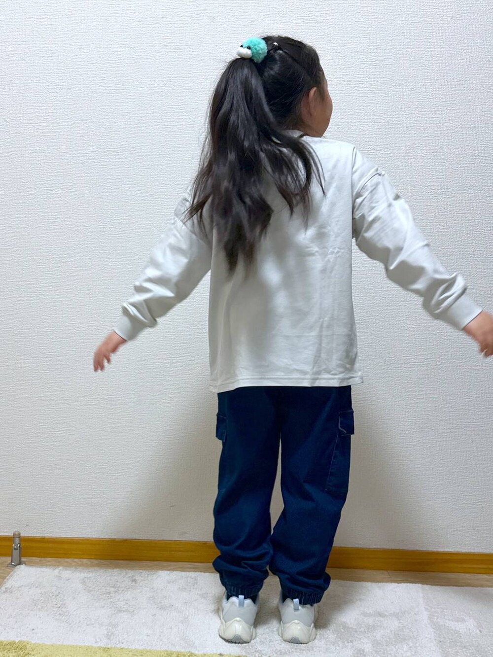 ブルー系のカーゴパンツ、ホワイト系のスニーカー、グレー系のTシャツ/カットソーを着用したキッズの冬コーディネートの5枚目の写真