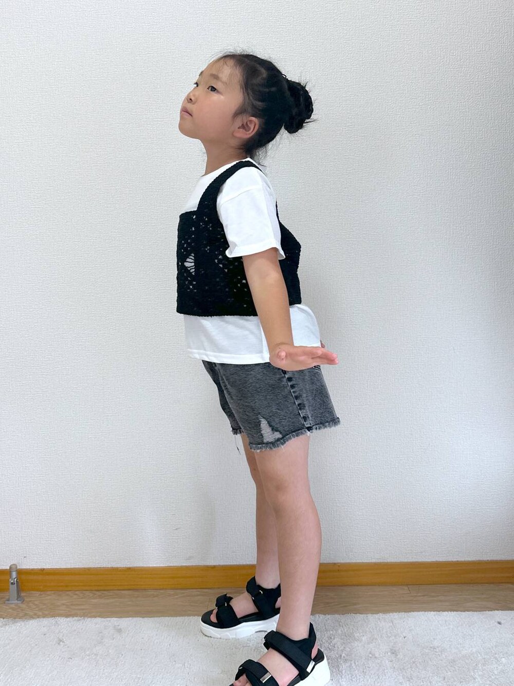 「女子ウケ、体型カバー、キッズ、キッズ服、低身長_GLOBALWORK、夏コーデ」｜「GLOBAL WORKのGOODデニムアソートショートパンツ/147416（デニムパンツ、ブラック系）」を使った、Hina ママ さん（キッズ・115cm）の夏コーディネートの2枚目の写真