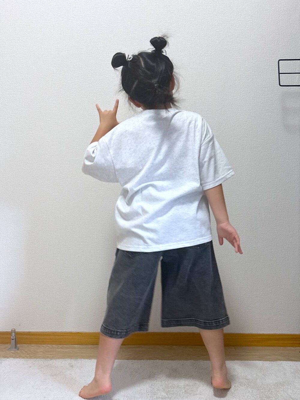 「女子ウケ、体型カバー、キッズ、キッズ服、夏コーデ、低身長_GLOBALWORK、ヘビロッTEE_GLOBAL WORK」｜「GLOBAL WORKのヘビロッTEE/プリント半袖/147385（Tシャツ/カットソー、ホワイト系）」を使った、Hina ママ さん（キッズ・115cm）の夏コーディネートの3枚目の写真